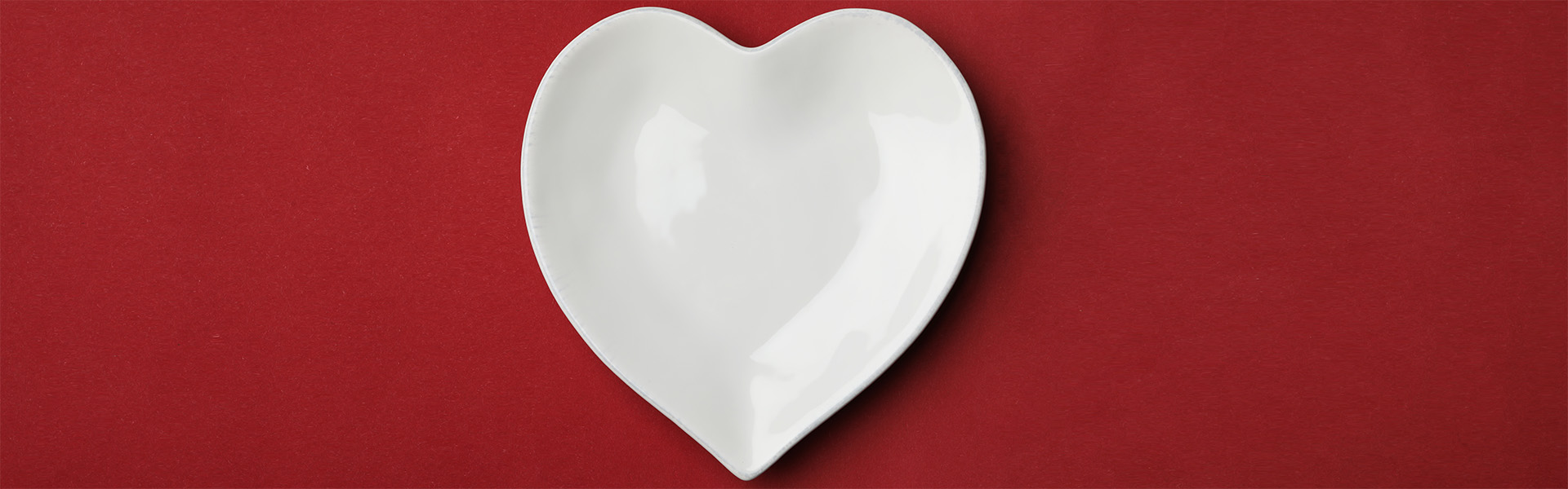 Heart shaped plate on color background, top view Articolo10 Header 1