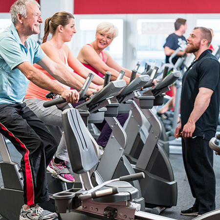 Group spinning with personal trainer in gym Articolo91 HeaderMobile