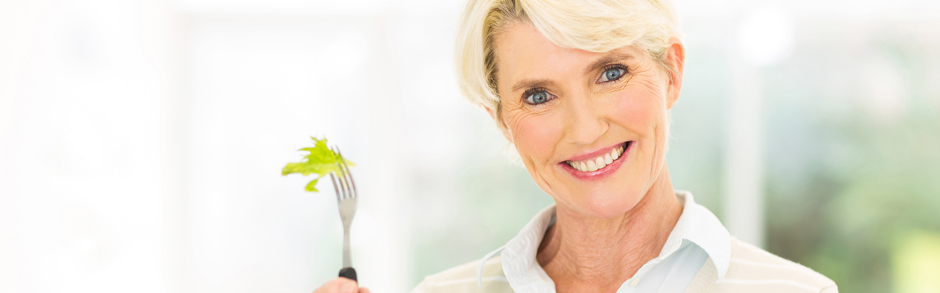 middle aged woman eating vegetable salad Articolo9 Header 1